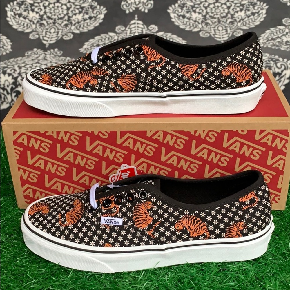 VANS AUTHENTIC TIGER FLORAL BLACK/TRUE WHITE WMNS - Picture 6 of 16